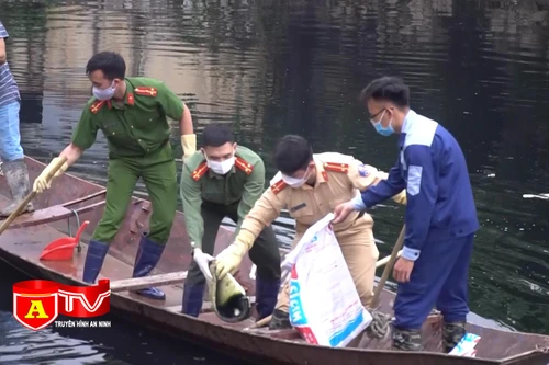 Tuổi trẻ Công an Thủ đô chung tay làm sạch sông Cầu Bây