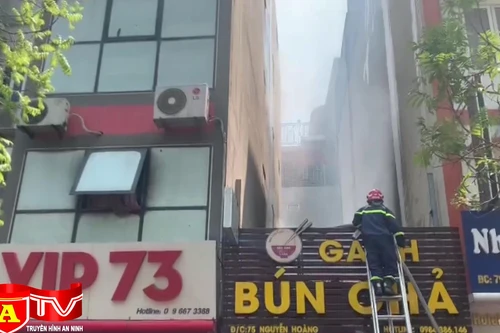 Dập tắt đám cháy tại quán bún chả trên phố Nguyễn Hoàng