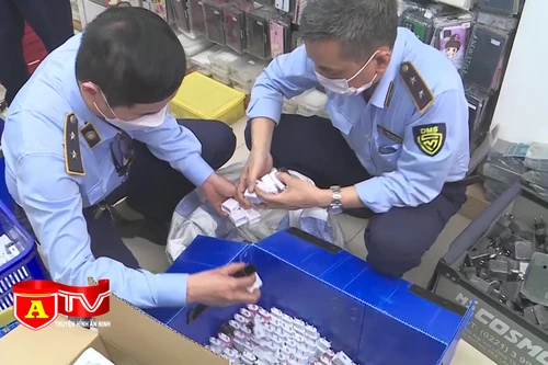 Triệt phá cơ sở gia công, lắp ráp sạc điện thoại “rởm” thành hàng chính hãng