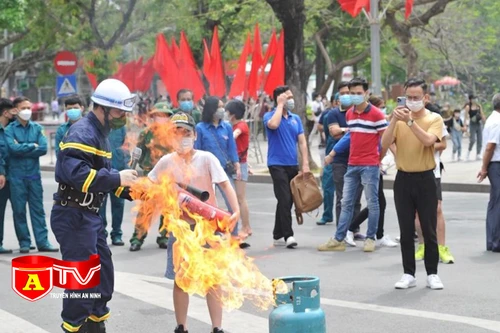  Tuyên truyền PCCC tại phố đi bộ Hoàn Kiếm