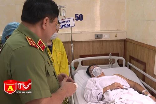 Giám đốc CATP Hà Nội thăm, động viên 2 cán bộ, chiến sĩ bị thương khi làm nhiệm vụ