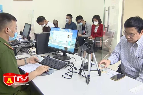 Công an cấp cơ sở đẩy mạnh cấp tài khoản định danh điện tử cho công dân