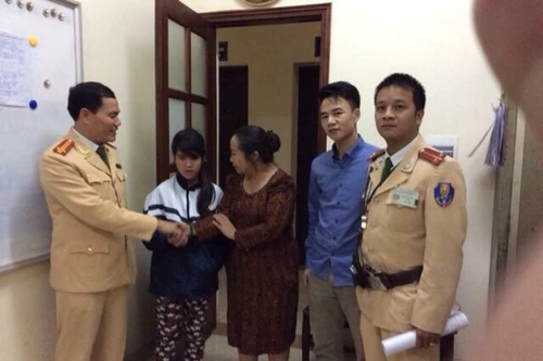 Đứng co ro khóc trong mưa rét, cháu bé đi lạc được CSGT cứu giúp