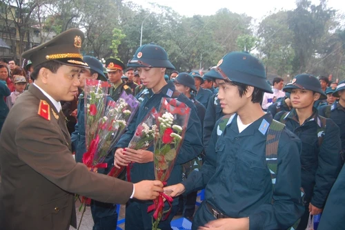 Giám đốc CATP Hà Nội chúc mừng các tân binh lên đường nhập ngũ