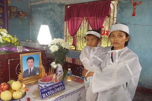 Sét đánh tử vong 2 người bốc vác khoai mì thuê