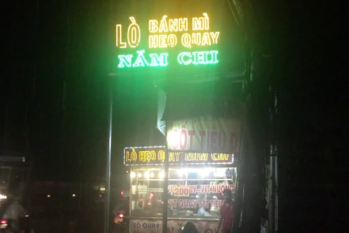 Cụ bà bị thanh niên nghi "ngáo đá" cầm xiên thịt khống chế