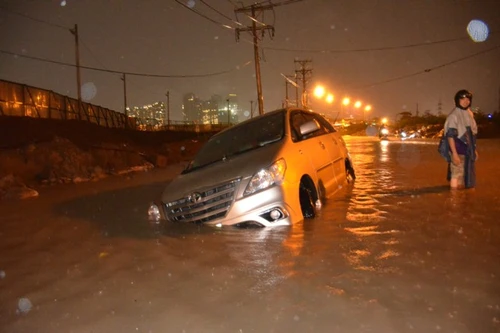 TP. HCM ngập sâu, dân khổ sở "lội" về nhà giờ tan tầm