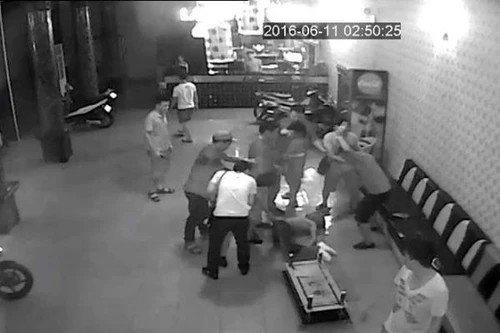Bị nhắc nhở, nhóm côn đồ Hải Phòng lao vào hành hung chủ quán karaoke