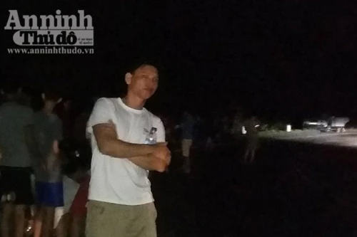 Người dân đổ ra biển, chờ đón thi thể phi công Trần Quang Khải về đất liền