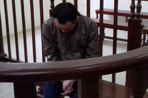 Liên tục hiếp dâm ngay cả khi bạn gái phải băng bó, nẹp gỗ chân