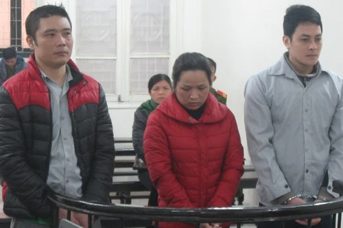 Thăm thân ở trại giam, cặp đôi nảy sinh quan hệ rồi dẫn nhau… vào tù