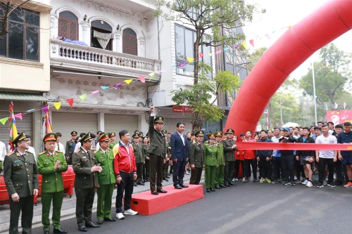Lực lượng công an sôi nổi khai mạc hội thao và chạy Olympic