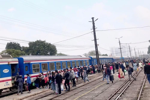 Căng thẳng tàu xe dịp nghỉ lễ 30-4 và 1-5