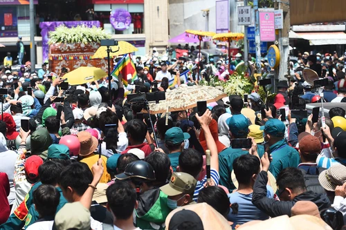 Trào lưu “sống ảo” trên mạng xã hội và lằn ranh đạo đức (1): Thế giới “ảo” và những “bóng ma” ngoài đời 