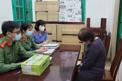 Giả bệnh lăn lộn khi bị bắt vì lừa đảo chiếm đoạt tài sản