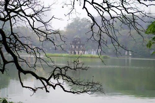 Vẻ đẹp hồ Gươm cổ kính, huyền ảo trong sương mờ