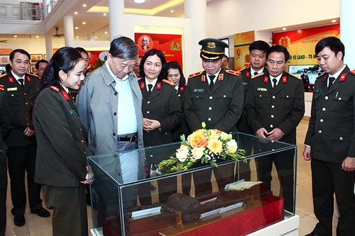 Bộ trưởng Bộ Công an Tô Lâm tham quan Triển lãm “Cảnh vệ Công an nhân dân - 70 mùa hoa chiến công” 