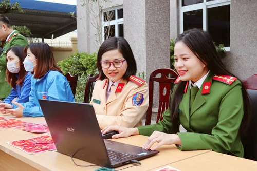 Công an Hà Nội giúp người dân đăng ký định danh điện tử