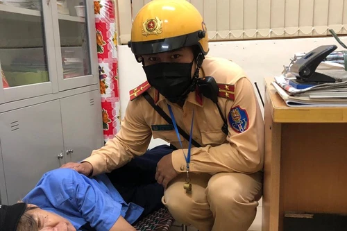 Kịp thời giúp đỡ cụ ông 80 tuổi bị va chạm giao thông
