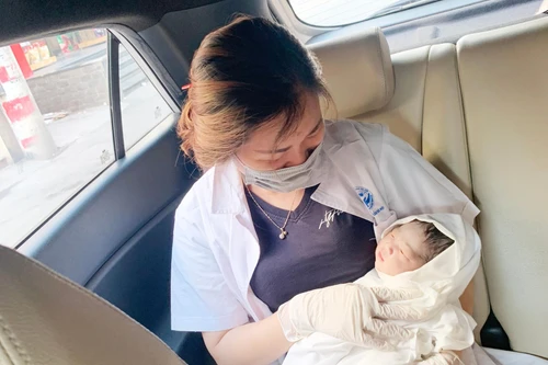 Giúp đỡ một sản phụ “mẹ tròn con vuông” sau khi cầu cứu chốt kiểm soát phòng chống dịch Covid-19