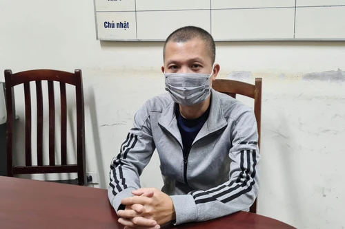 Chủ cho vay lãi nặng thừa nhận việc yêu cầu khách nữ chụp ảnh nude 