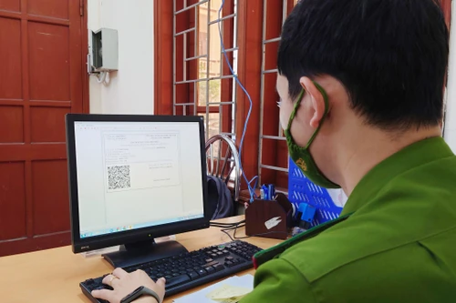 Thức xuyên đêm in giấy đi đường phục vụ người dân