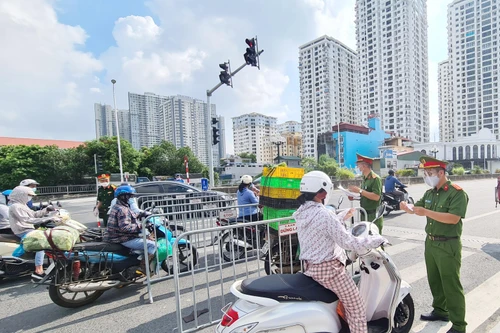 Hình ảnh ngày đầu triển khai chốt kiểm soát phòng chống dịch ở cửa ngõ phía Tây Hà Nội