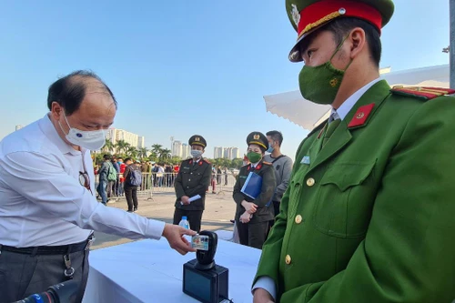 Mất 3 giây để quét thẻ căn cước công dân kiểm tra thông tin cá nhân phòng chống dịch Covid-19