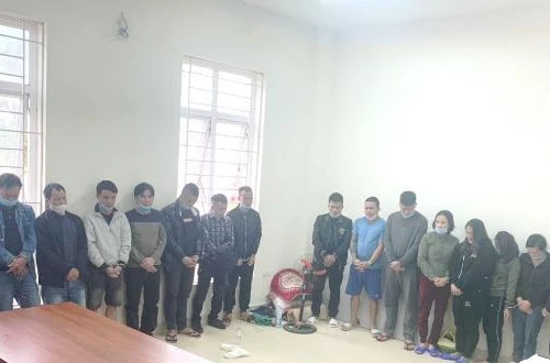 6 phụ nữ cùng 13 nam giới lên đồi Keo đánh bạc