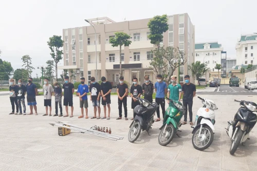 Khởi tố 12 đối tượng dùng dao gắn tuýp sắt nghênh ngang diễu phố
