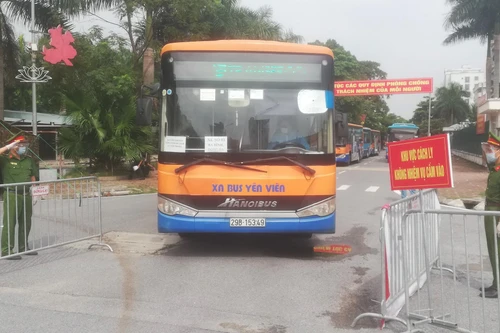 [Clip] Trang nghiêm hình ảnh chiến sỹ công an chào người dân rời khỏi khu cách ly tập trung