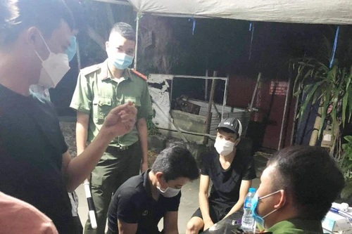 Trực chốt Covid-19, phát hiện 2 nam thanh niên tàng trữ ma túy đá