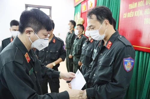 Ấm áp nghĩa tình đồng chí, đồng đội gửi người tuyến đầu chống dịch Covid-19