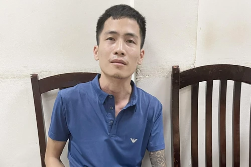 Dùng “súng" bật lửa, bình xịt hơi cay cướp điện thoại 