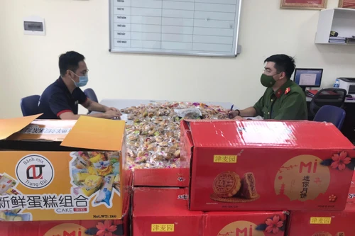 Ngăn chặn 5.000 bánh Trung thu không rõ nguồn gốc chuẩn bị được tiêu thụ 