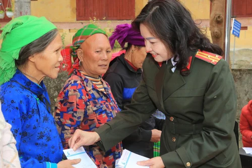 Những hình ảnh đẹp, ấm tình người nơi cực Bắc Tổ quốc