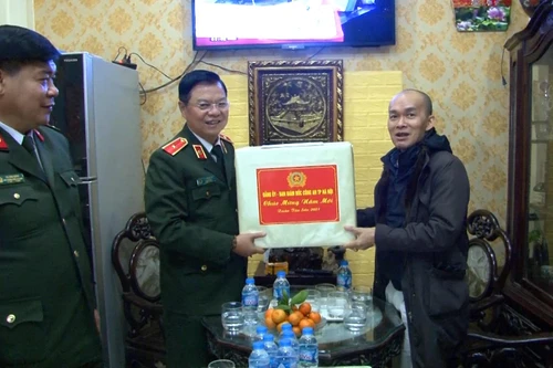 Ấm nghĩa tình đồng chí, đồng đội trong những ngày áp Tết Nguyên đán