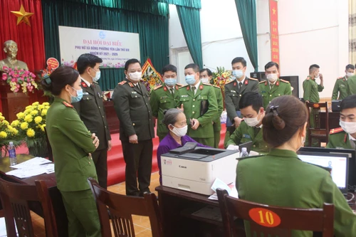 Giám đốc Công an Hà Nội kiểm tra, động viên Công an cơ sở đang ngày đêm cấp Căn cước công dân