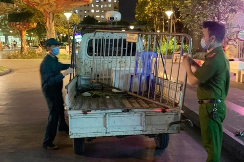 Cán bộ chiến sỹ Công an quận Bắc Từ Liêm tiếp xúc F0 có kết quả âm tính Covid-19