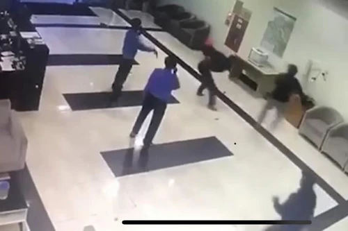 Điều tra vụ nam thanh niên bị nhóm người hành hung tại sảnh chung cư