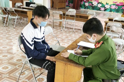 Mâu thuẫn cá nhân, nữ sinh lớp 10 bị bạn lột trần