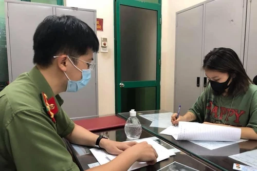 Truy rõ cô gái trẻ đăng clip khoe “tấm thẻ đỏ của ba” 