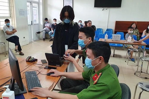 Không nghỉ lễ, quyết tâm hoàn thành chỉ tiêu của 'chiến dịch' cấp căn cước công dân gắn chip