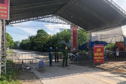 Công an huyện Đan Phượng tăng cường chốt kiểm soát khi xã Tân Lập bị phong tỏa
