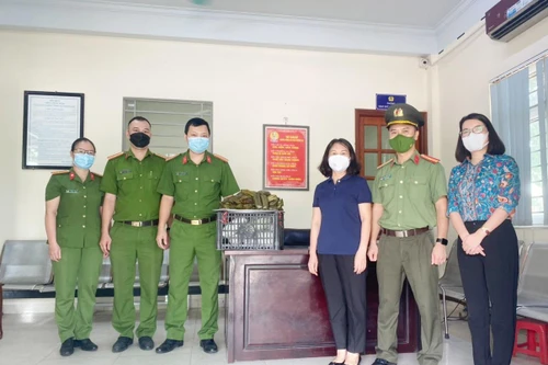 Những chiếc bánh nghĩa tình gửi tới người chiến sỹ Công an