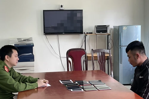 Bộ ba chuyên cướp giật và tiêu thụ những chiếc điện thoại tang vật vụ án