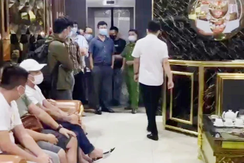 Gần 30 người say sưa tại quán karaoke, bất chấp quy định phòng dịch
