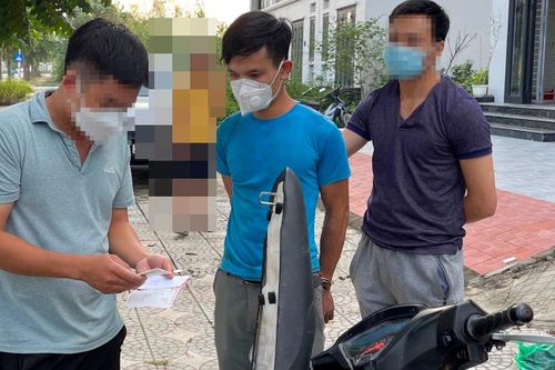 Lang thang cạy khung cửa biệt thự... bán phế liệu