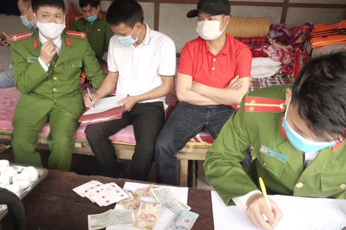 Đánh bạc khi đi thuyền trên suối Yến, 3 nam thanh niên bị xử phạt 