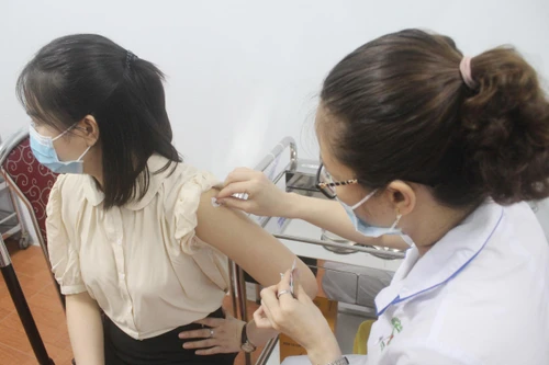 Clip: Xem nữ y tá Bệnh viện Công an thành phố Hà Nội tiêm chủng Covid-19 "ngọt" như kẹo